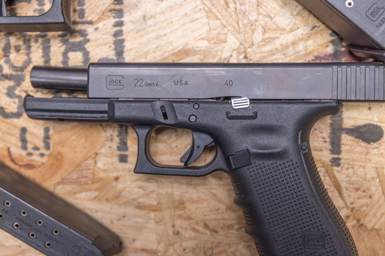 GLOCK 22 Gen4 40 S&W Police Trade-in Pistols with Night Sights (Good Condition)